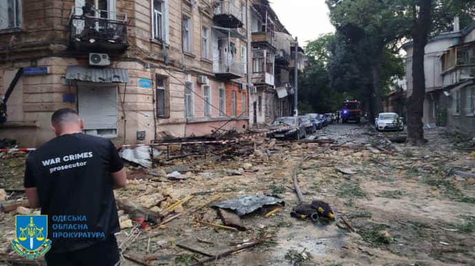 Нічний удар по Одесі: двоє загиблих, пошкоджено пологовий будинок, станцію швидкої, вокзал